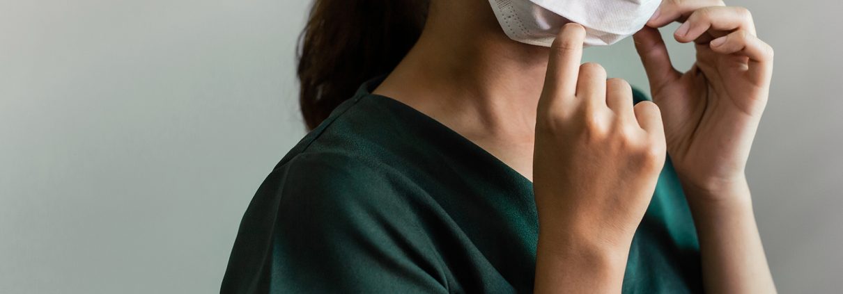 chica con mascarilla y maskné