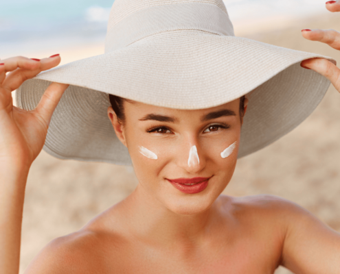 mujer con pamela en la playa