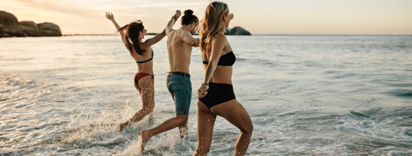 jovenes en la playa