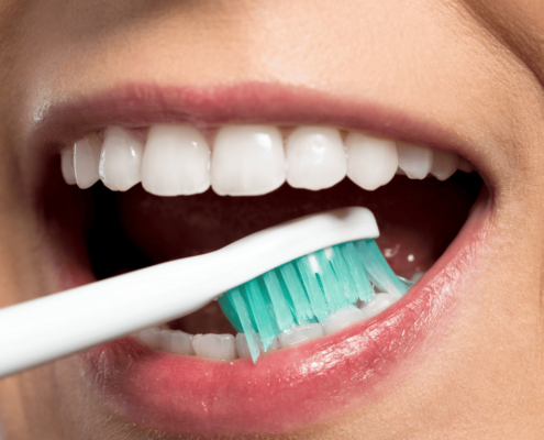 Mujer cepillandose los dientes