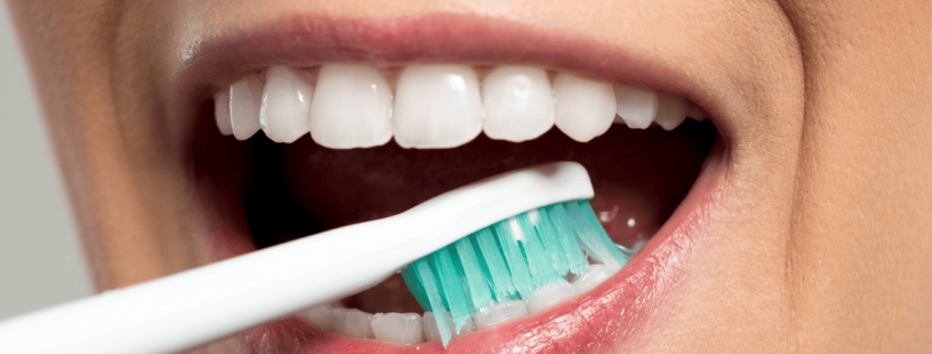 Mujer cepillandose los dientes